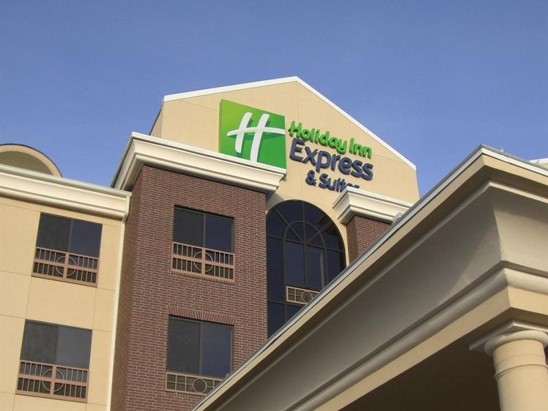 Holiday Inn Express Pratt By Ihg Bagian luar foto