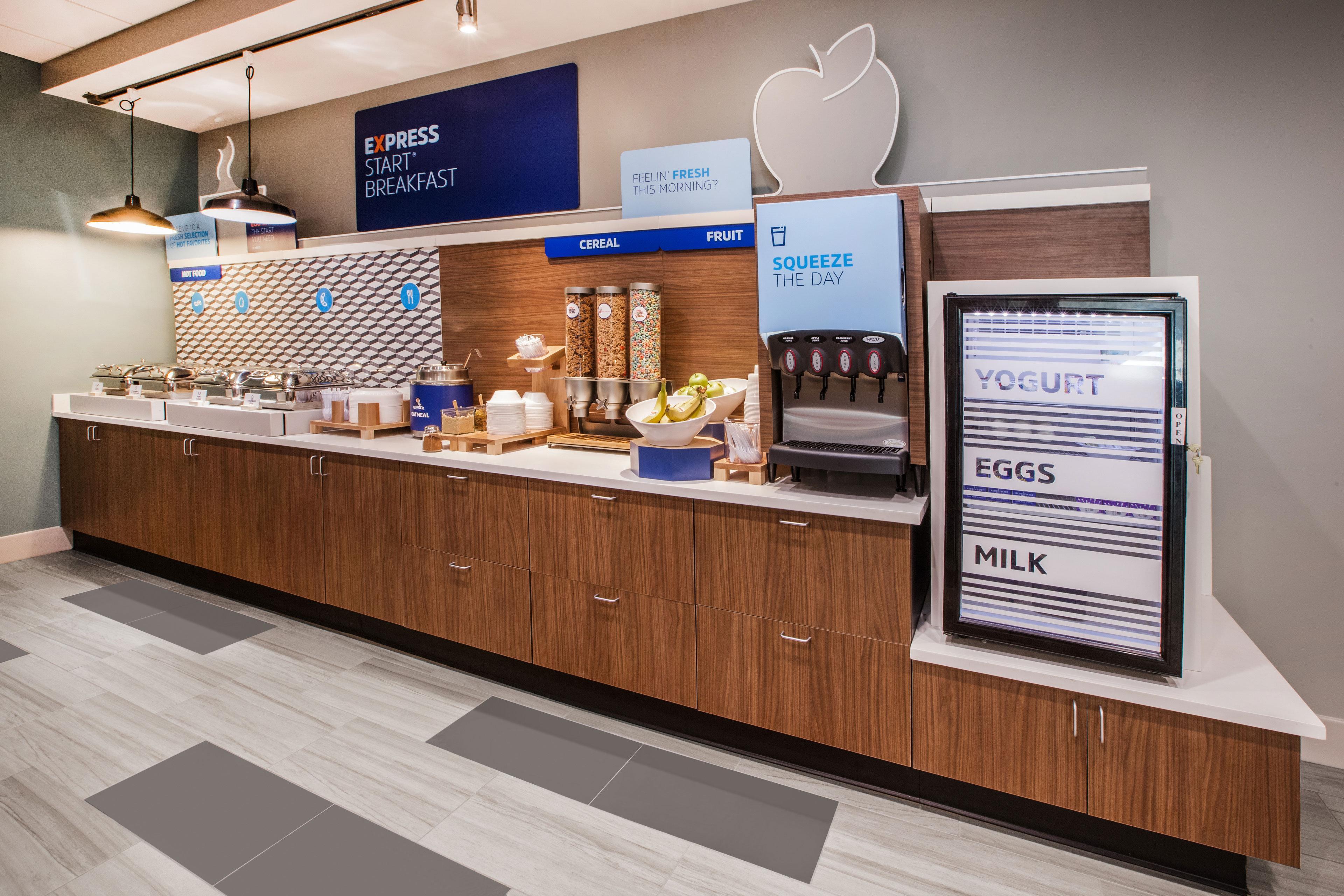 Holiday Inn Express Pratt By Ihg Bagian luar foto