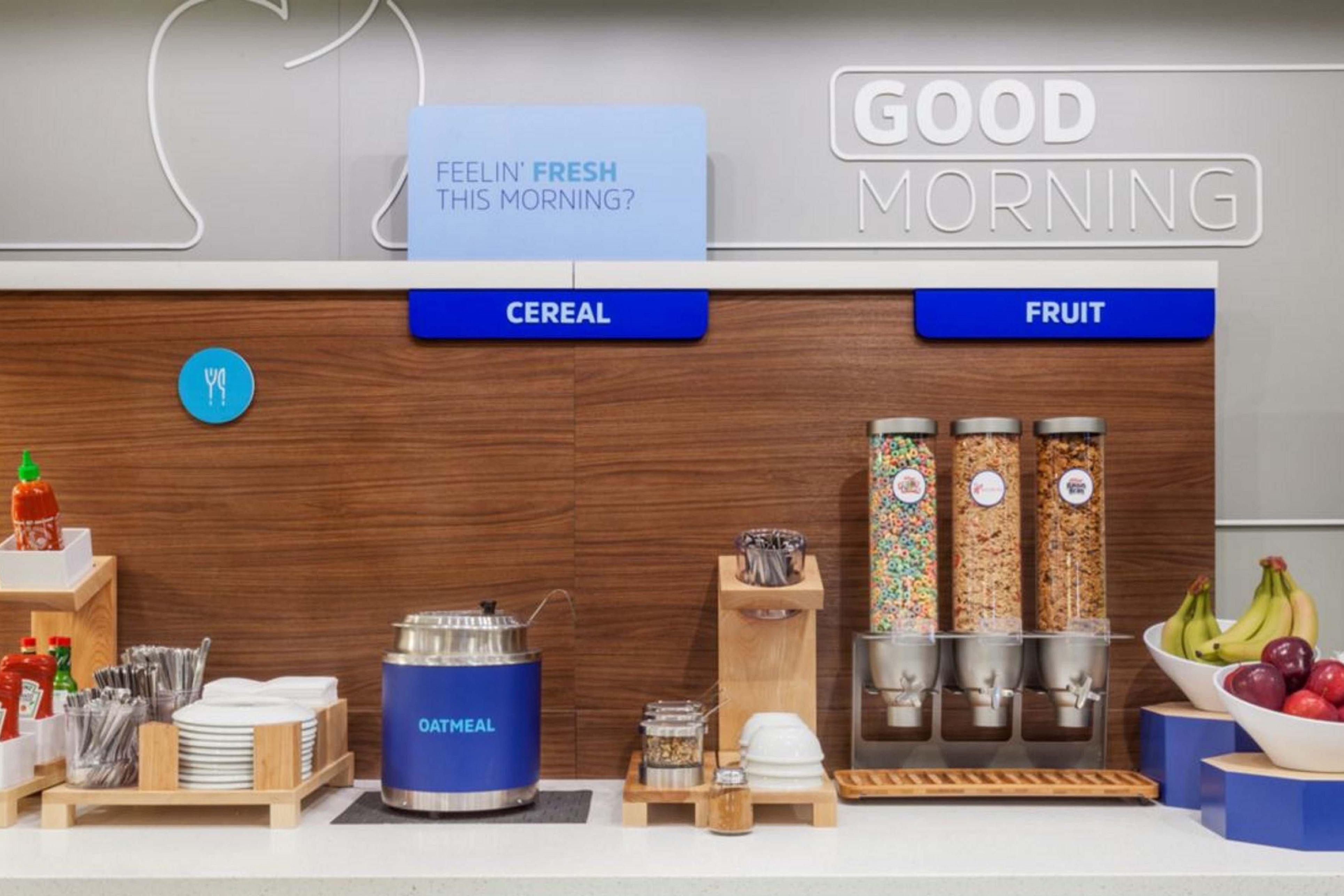 Holiday Inn Express Pratt By Ihg Bagian luar foto