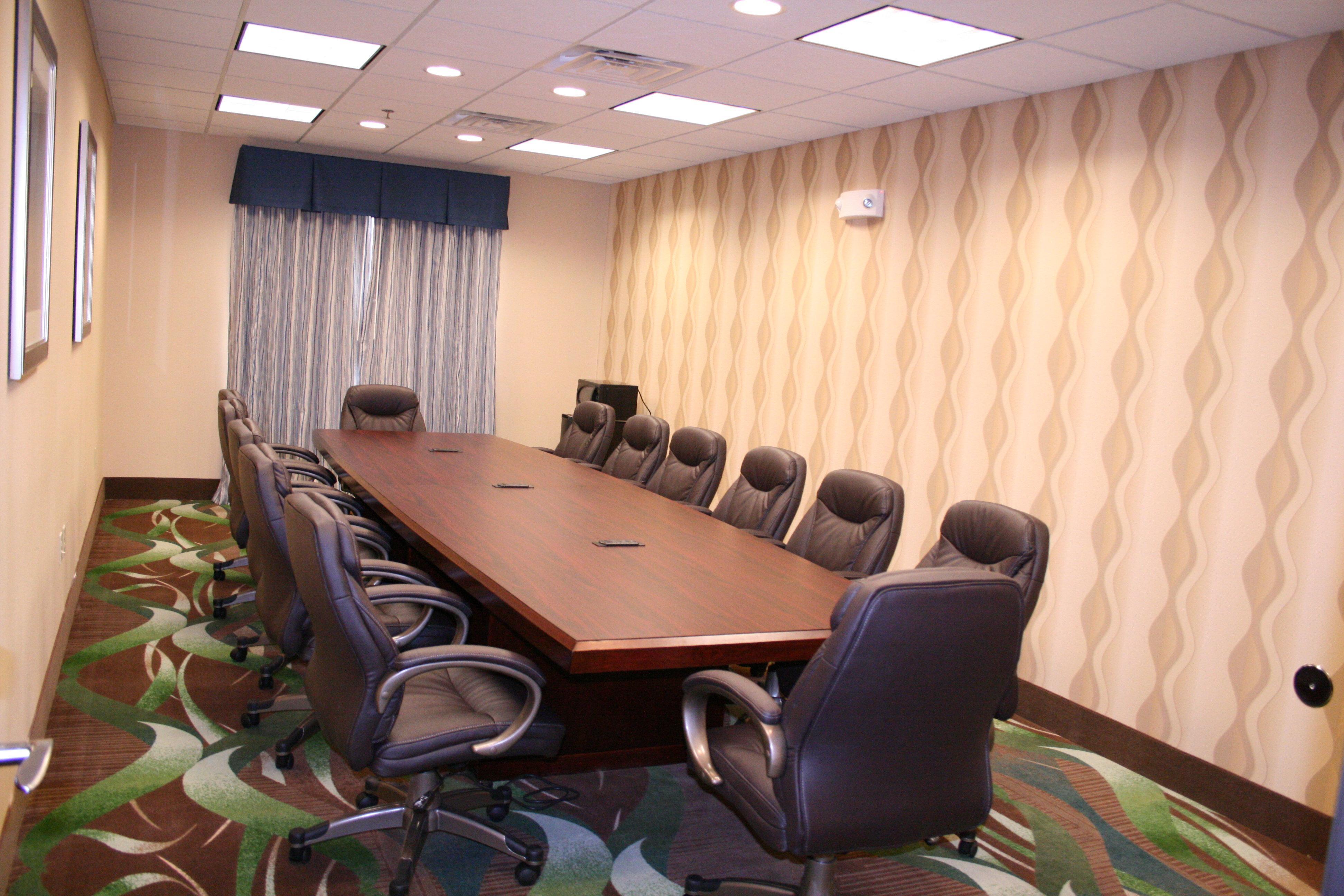Holiday Inn Express Pratt By Ihg Bagian luar foto