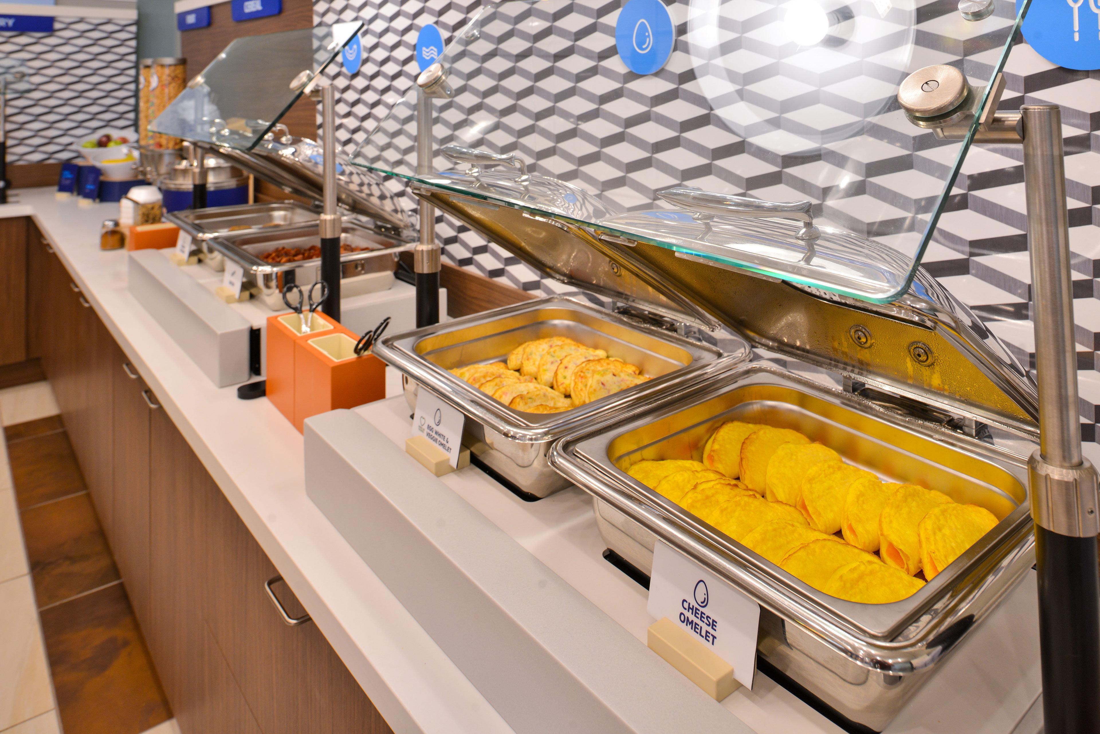 Holiday Inn Express Pratt By Ihg Bagian luar foto