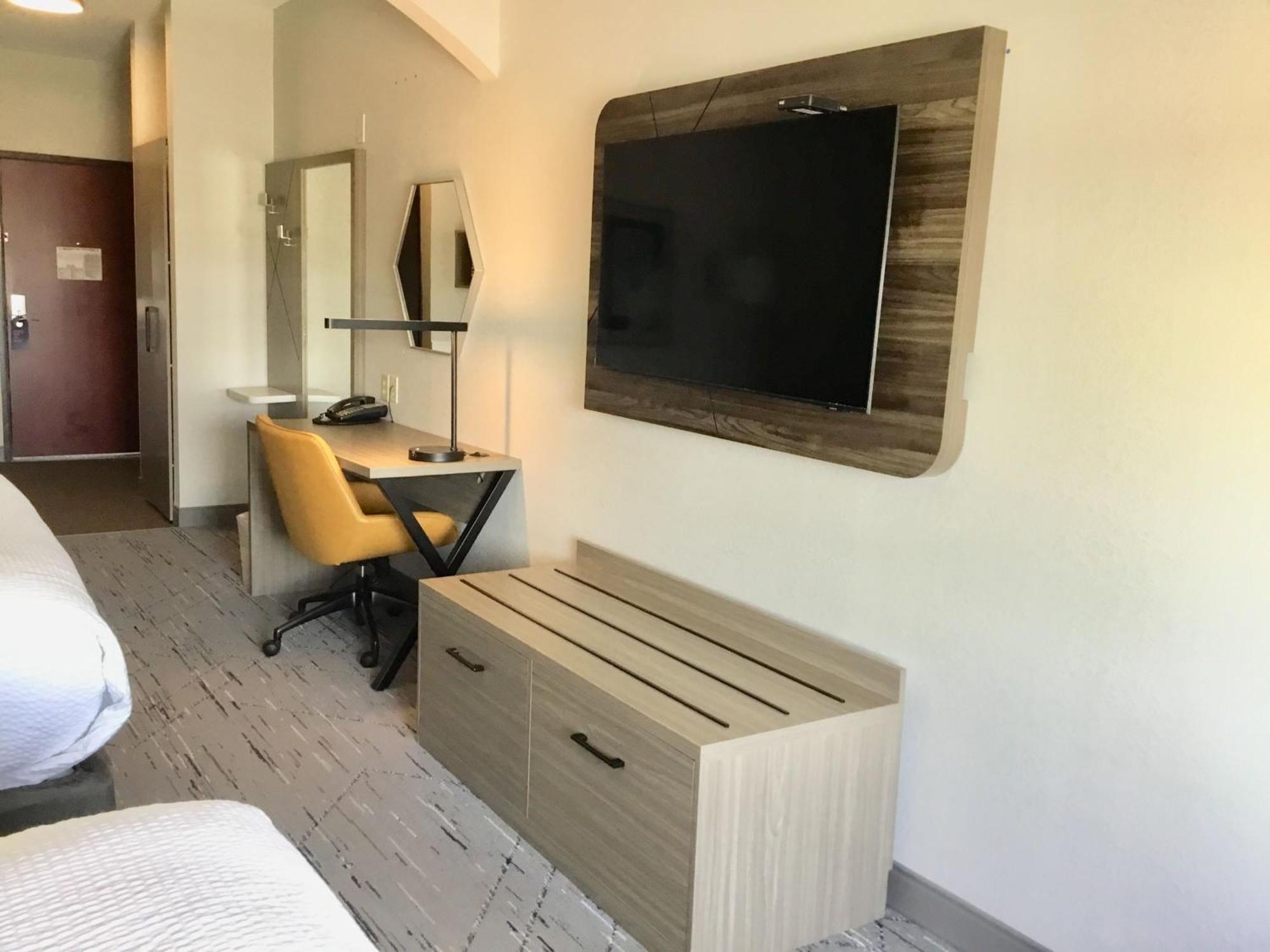 Holiday Inn Express Pratt By Ihg Bagian luar foto