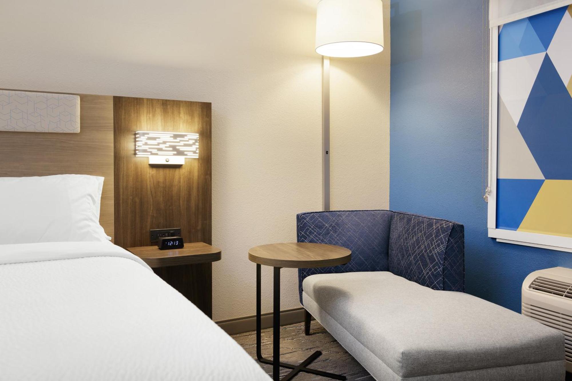 Holiday Inn Express Pratt By Ihg Bagian luar foto